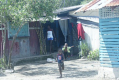 Hütten im Dorf Asencion, die Kinder freuen sich, weil es eine Abwechselung gibt