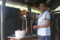 Oma kocht Kaffe auf Dominikanische Art